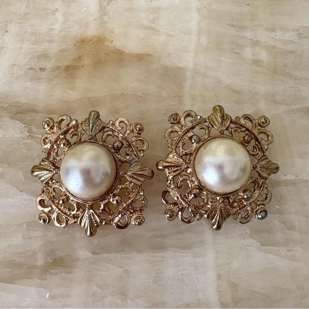 Vintage gold tone large clip on earrings pearl glam filigree baroque